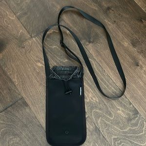 Like new Lululemon phone purse